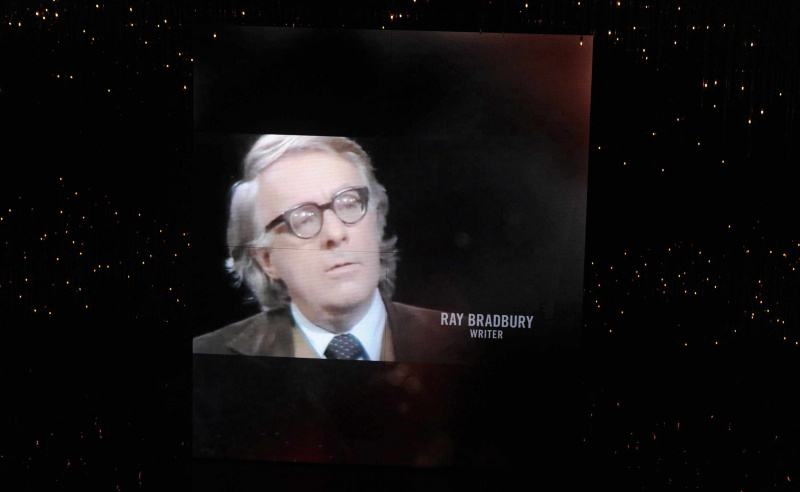 Foto de Ray Bradbury projetada contra um fundo estrelado