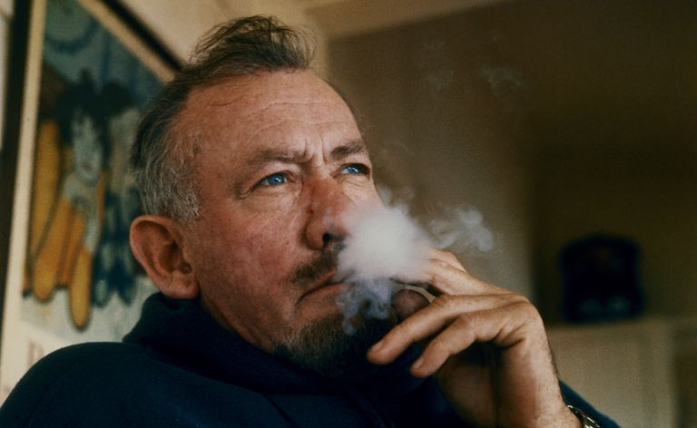 John Steinbeck raucht eine Zigarette