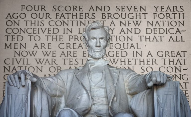 Statua Abrahama Lincolna z adresem Gettysburga za posągiem