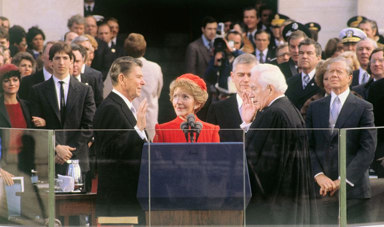 Ronald Reagan fazendo juramento de posse