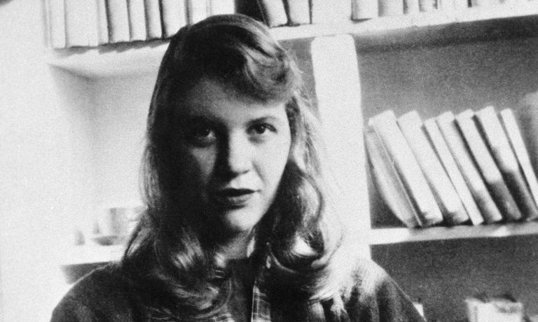 Fotografi av Sylvia Plath foran en bokhylle