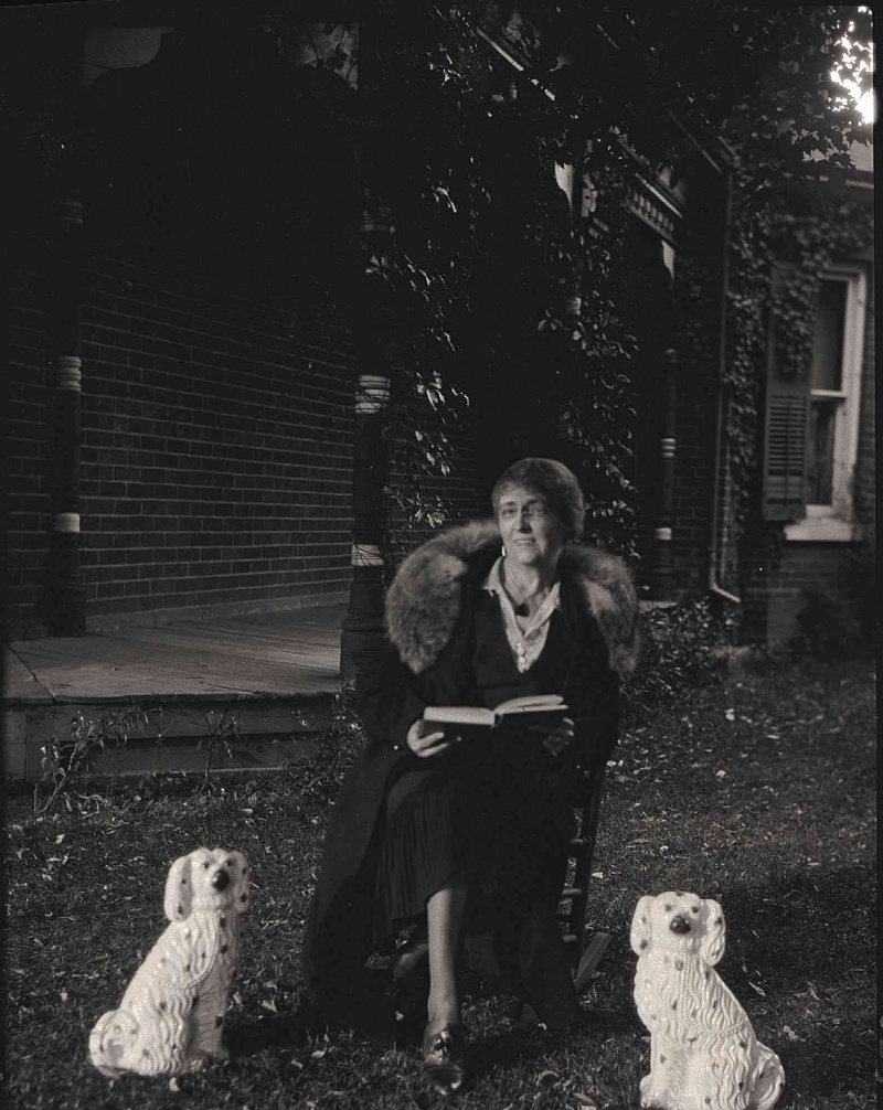 La autora Lucy Maud Montgomery en su casa de Norval, Ontario, en 1932.