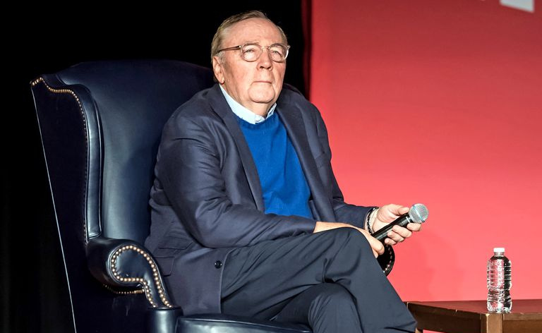 James Patterson est assis dans un fauteuil en cuir bleu sur scène à Philadelphie pour discuter de son livre,