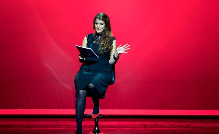 Na żywej, różowej scenie Marlene Schiappa wykonuje monolog pochwy