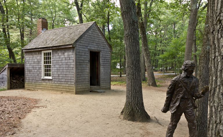 Denkmal mit einer Replik von Thoreau