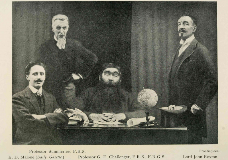 Fałszywa fotografia z oryginalnego wydania The Lost World z 1912 r., na którym występuje Arthur Conan Doyle jako profesor Challenger.