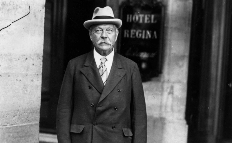 Szkocki powieściopisarz Arthur Conan Doyle, 1925