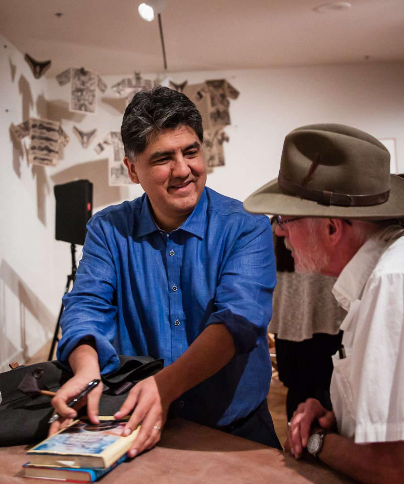 Sherman Alexie chatter med en fan på et arrangement ved Arizona State University i 2016.