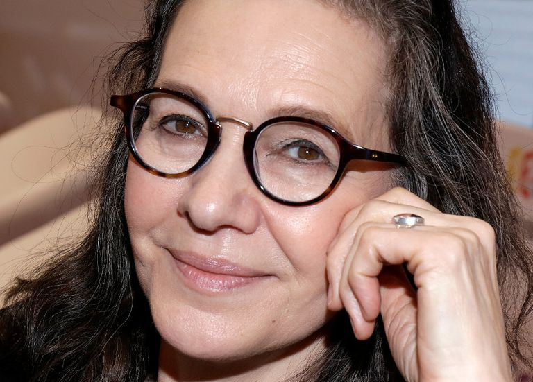 Louise Erdrich pozuje podczas sesji portretowej w Paryżu we Francji
