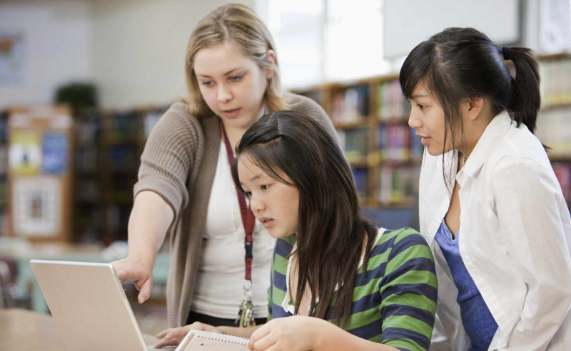 Bibliotekārs palīdz skolēniem veikt pētījumus skolas bibliotēkā