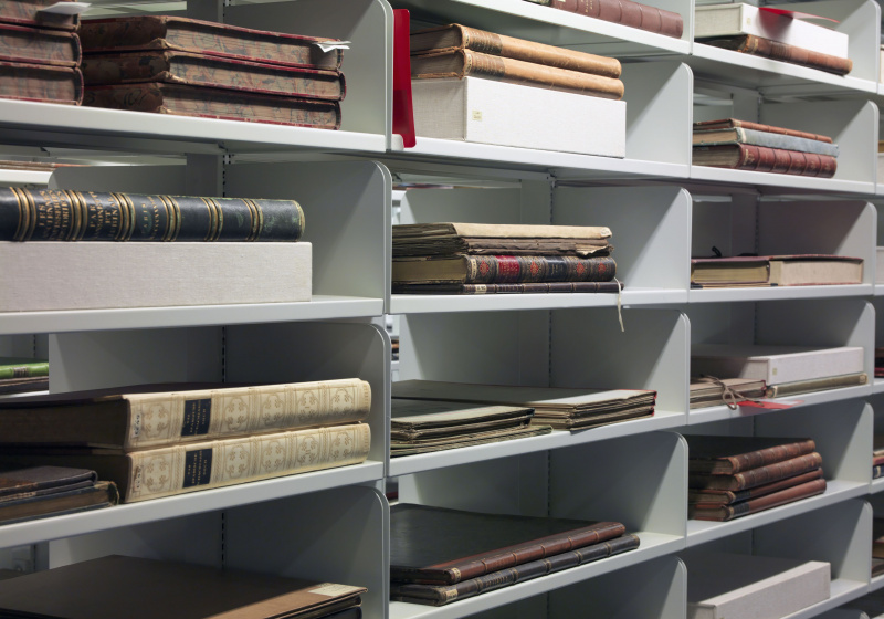 Retu grāmatu detaļa bibliotēkas plauktos