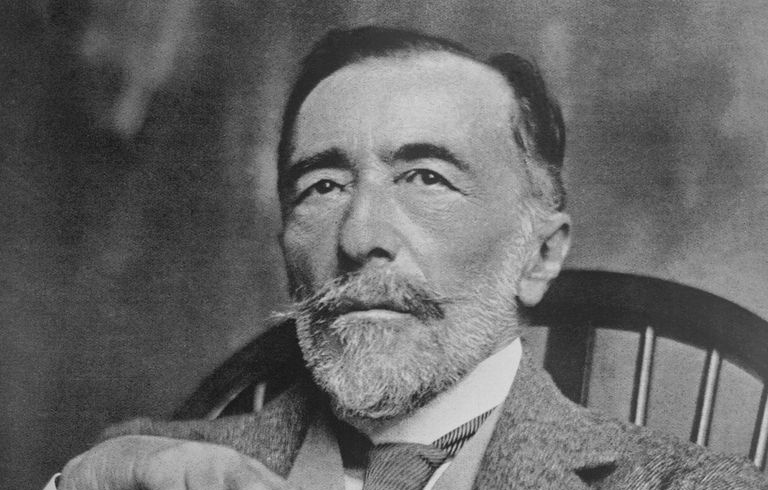 Autor Joseph Conrad pozuje z Cane