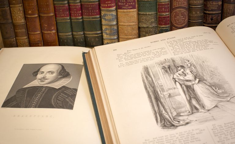 Libros de Romeo y Julieta abiertos a una ilustración de Shakespeare y los amantes