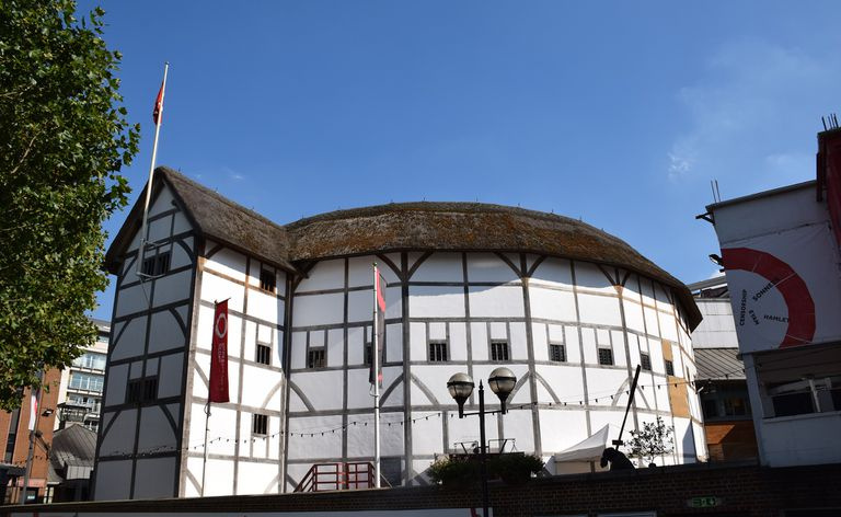 Globe Theatre di Londra in una giornata di sole.