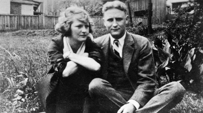 Zelda e F. Scott Fitzgerald seduti nel loro giardino