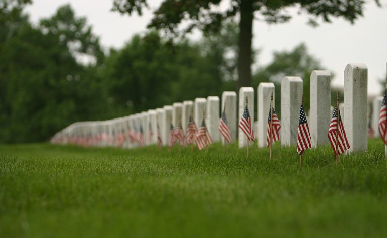 退役軍人の日のアメリカ国旗で飾られた墓地。