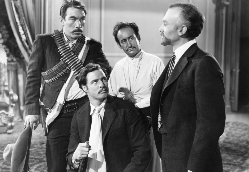 Den meksikansk-amerikanske skuespilleren Anthony Quinn, de amerikanske skuespillerne Marlon Brando, Lou Gilbert og Harold Gordon på settet til Viva Zapata! regissert av gresk-amerikanske Elia Kazan.