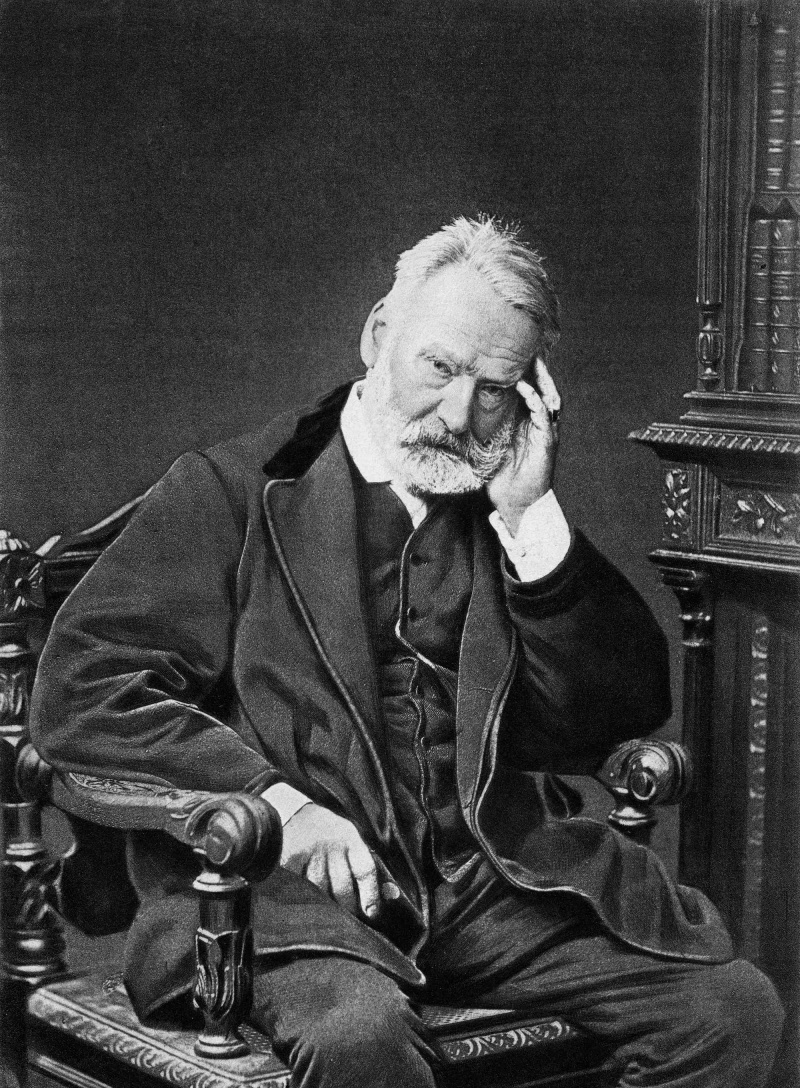 Victor Hugo siedzi na krześle
