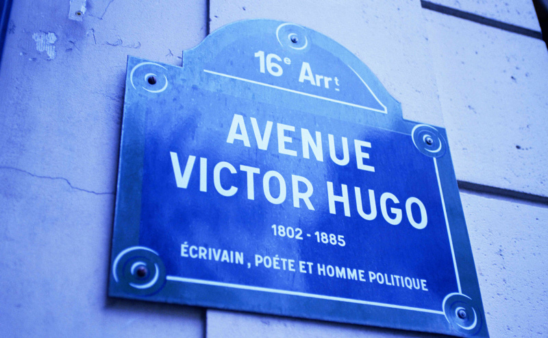 Znak uliczny na Avenue Victor Hugo w Paryżu