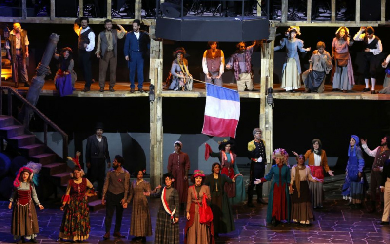 zdjęcie wykonane 3 grudnia 2018 przedstawia scenę z produkcji muzycznej Les Miserables w wykonaniu irańskich artystów w hotelu Espinas w stolicy Teheranie