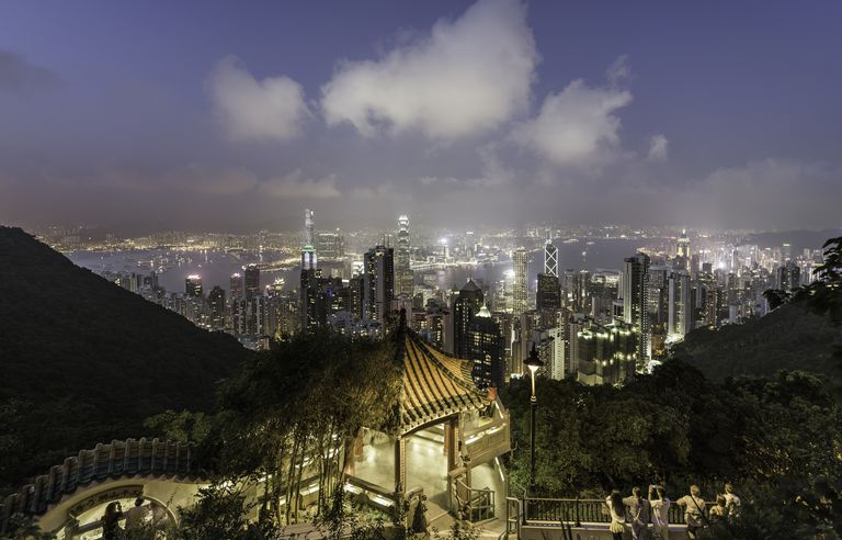 Turisti che ammirano lo skyline di Hong Kong