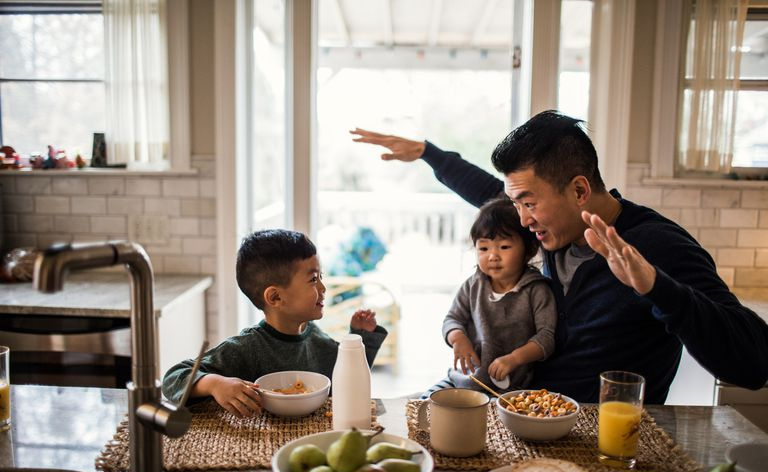 padre e hijos en la mesa del desayuno