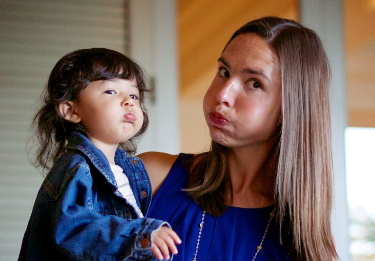 Il bambino e sua zia gonfiano le guance