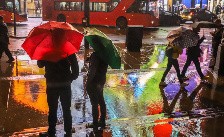 Stadtszene nachts im Regen