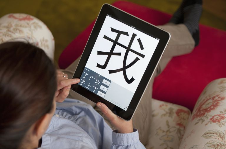 Students mācās mandarīnu ķīniešu valodu, izmantojot izglītības programmu iPad planšetdatorā
