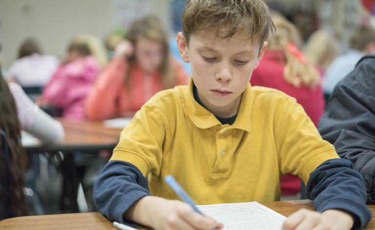 Student piszący przy swoim biurku