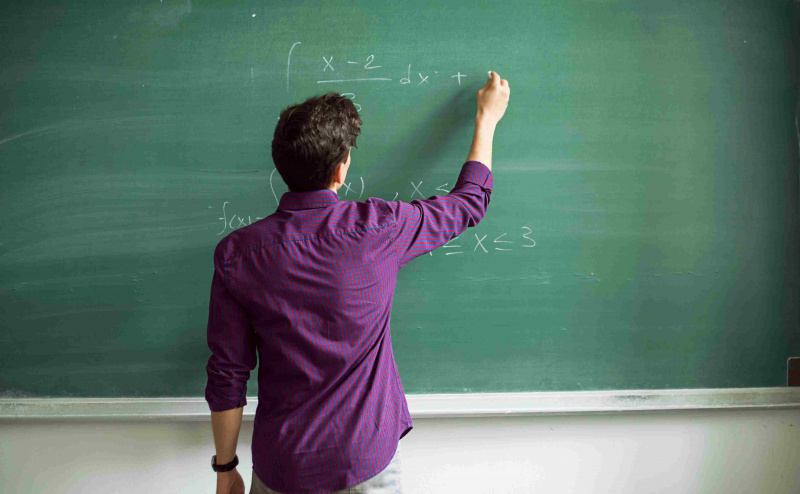 Le espressioni matematiche sono scritte da sinistra a destra, anche se l