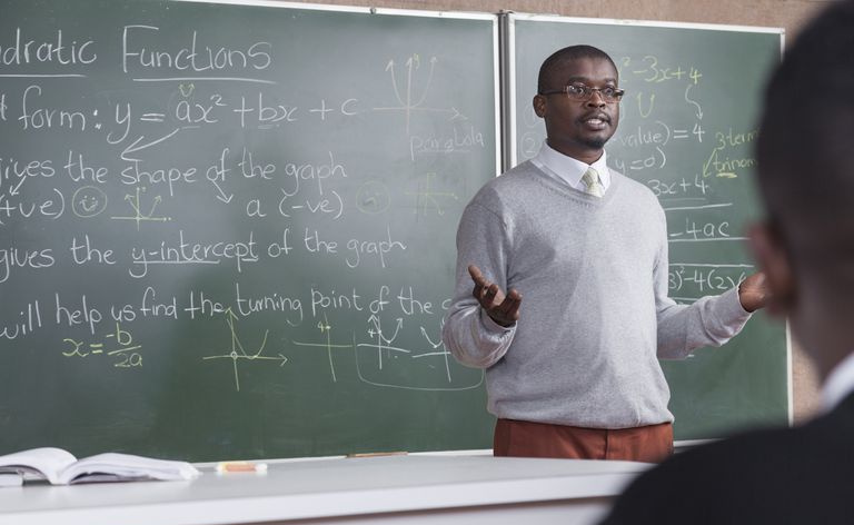 Ein Lehrer erklärt Schülern quadratische Funktionen, Kapstadt, Südafrika