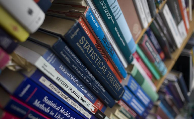 Livros acadêmicos em uma prateleira