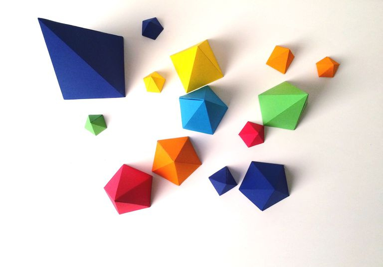 Un alto ángulo de visualización de pirámides de papel multicolor
