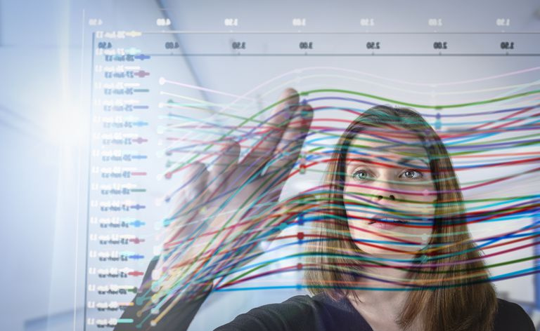 Geschäftsfrau, die Diagramm auf interaktivem Display inspiziert