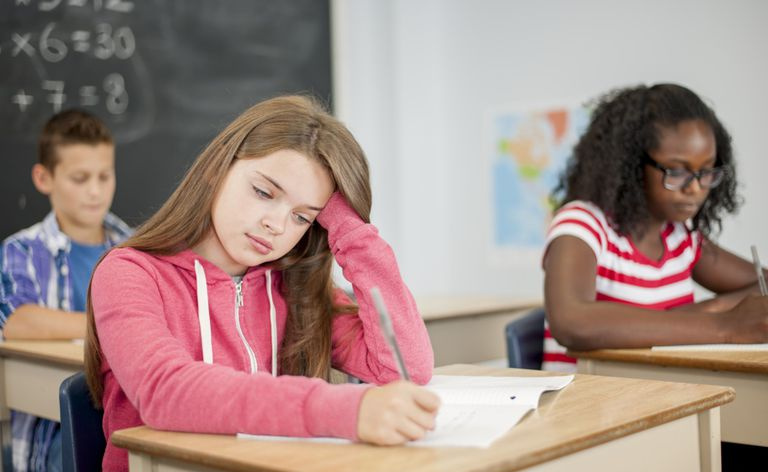 étudiante écrivant en classe
