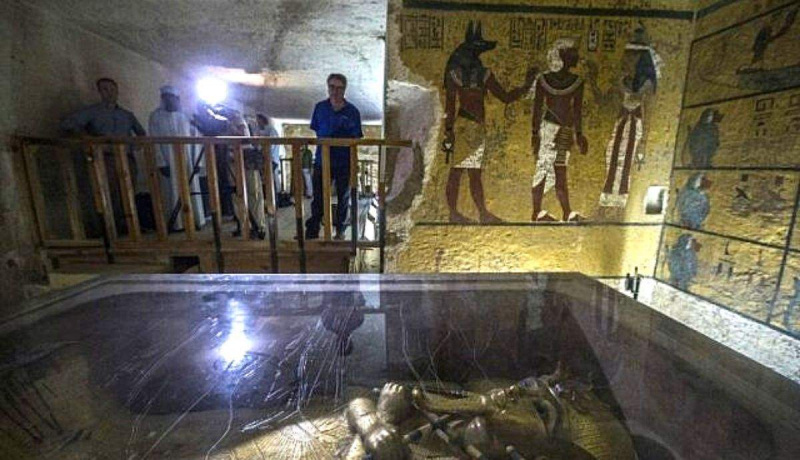   Il sarcofago d'oro del re Tutankhamon nella sua camera funeraria