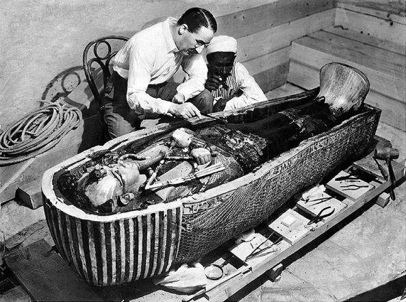   Howard Carter esamina la bara più interna di Tutankhamon