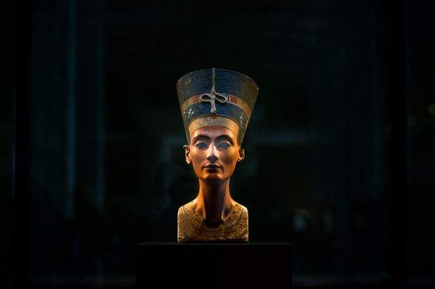   Immagine del busto di Nefertiti nel Neues Museum di Berlino.