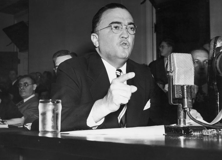 Photographie de J. Edgar Hoover témoignant à l