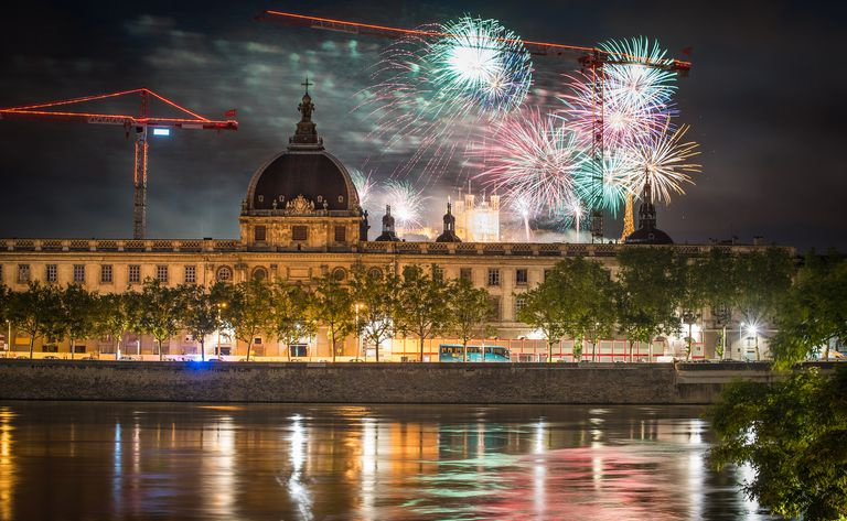 フランス、リヨンのフランス革命記念日の花火