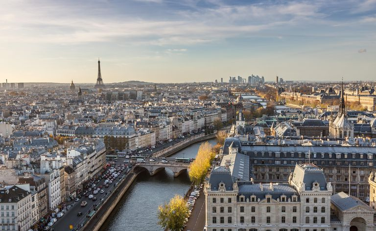 Luftfoto av Paris by med Eiffeltårnet