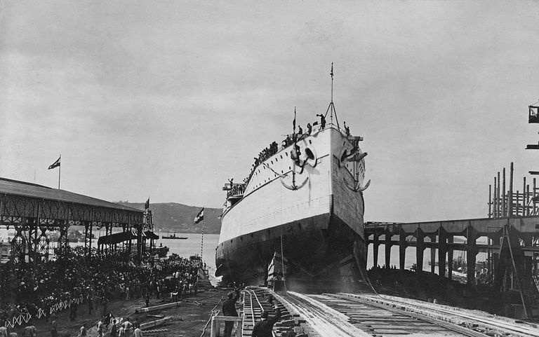 O SMS Tegetthoff, um navio de guerra dreadnought da classe Tegetthoff da Marinha Austro-Húngara, é lançado na rampa de lançamento do estaleiro Stabilimento Tecnico Triestino em Trieste em 21 de março de 1912 em Trieste, Áustria.