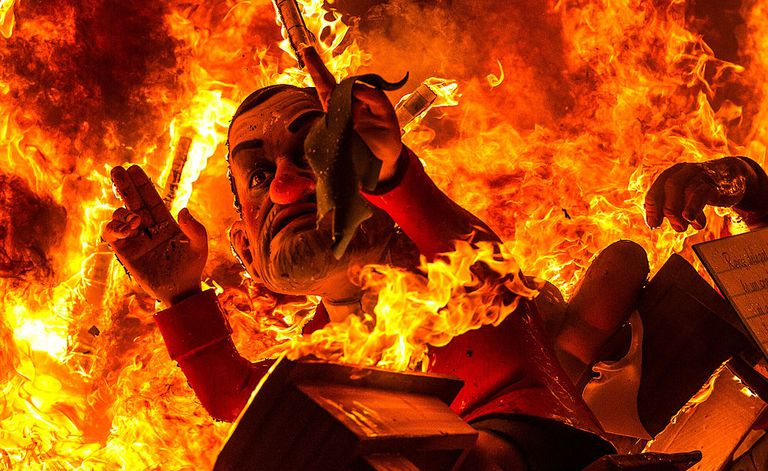 Falla przedstawiająca premiera Mariano Rajoya w płomieniach.