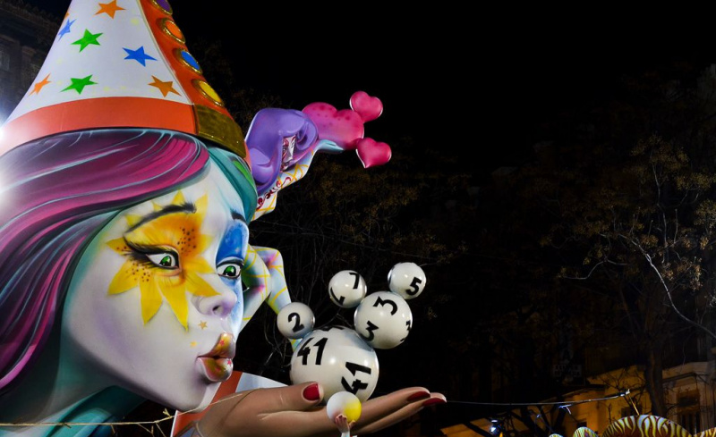Fallas są wykonane z drewna i styropianu
