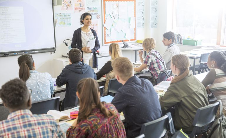 Nauczyciel i uczniowie w klasie podczas lekcji