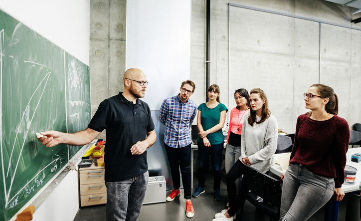 Étudiants apprenant à représenter graphiquement des équations mathématiques sur un plan cartésien.
