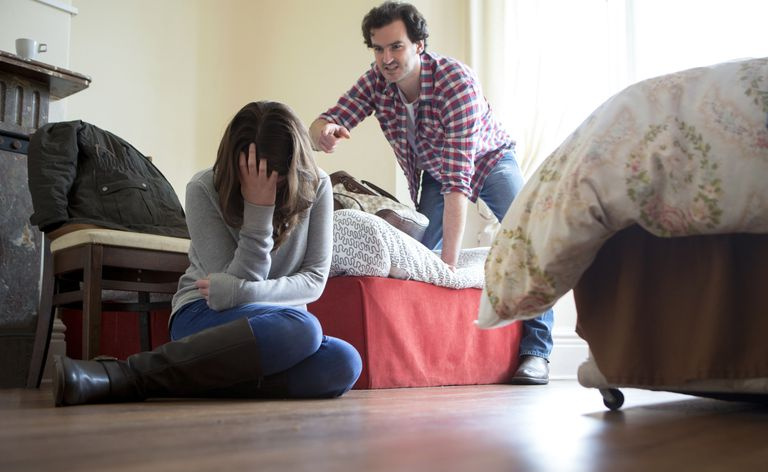 mulher chateada enquanto o homem fica com raiva