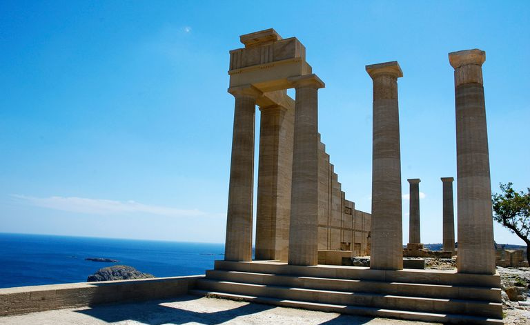 La Stoa del Templo de Atenea Lindia, en Lindos, en la isla de Rodas, Grecia, construida alrededor del año 300 a.