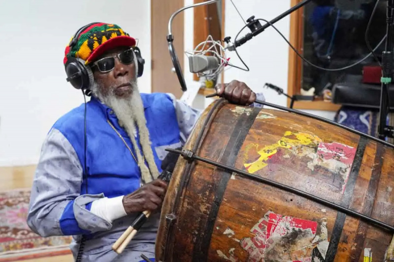   Ras Michael trommelt